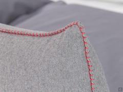 Détail de la broderie fermée avec fil contrasté, sur le profil de la tête de lit